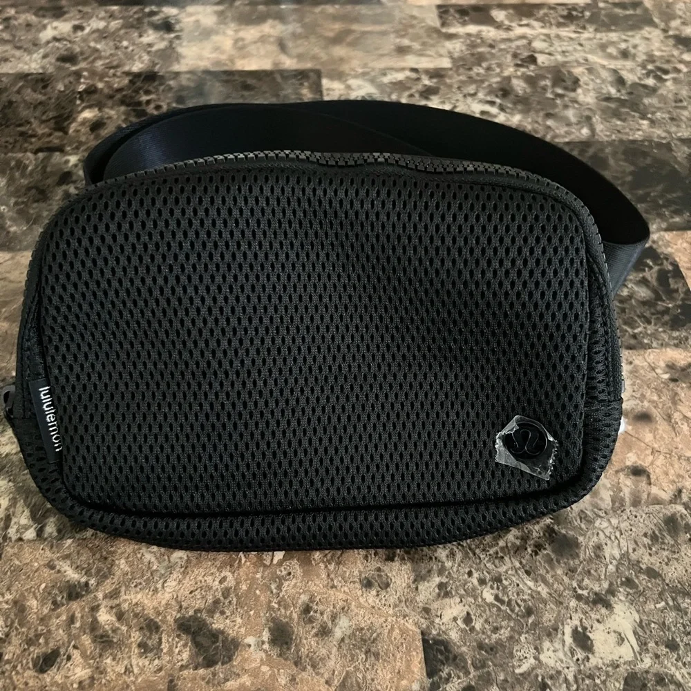 lululemon everywhere belt Bag knit mesh black color one size 1L NWT - Picture 12 of 12